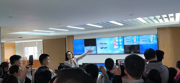 4参观气象影视中心.jpg
